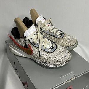Nike LeBron XX (LeBron 20) Basketball Shoes Size 6.5 
White Metallic Gold Black